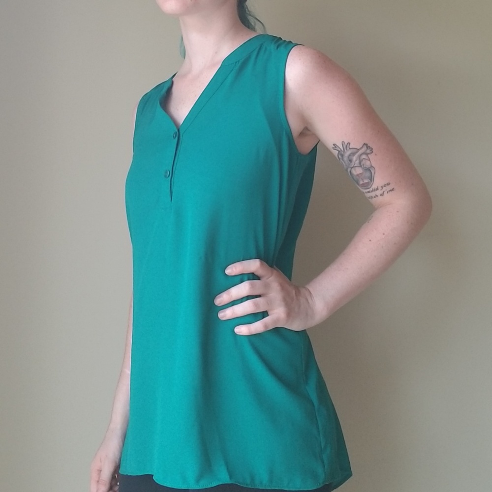 IZ Byer Green sleeveless blouse